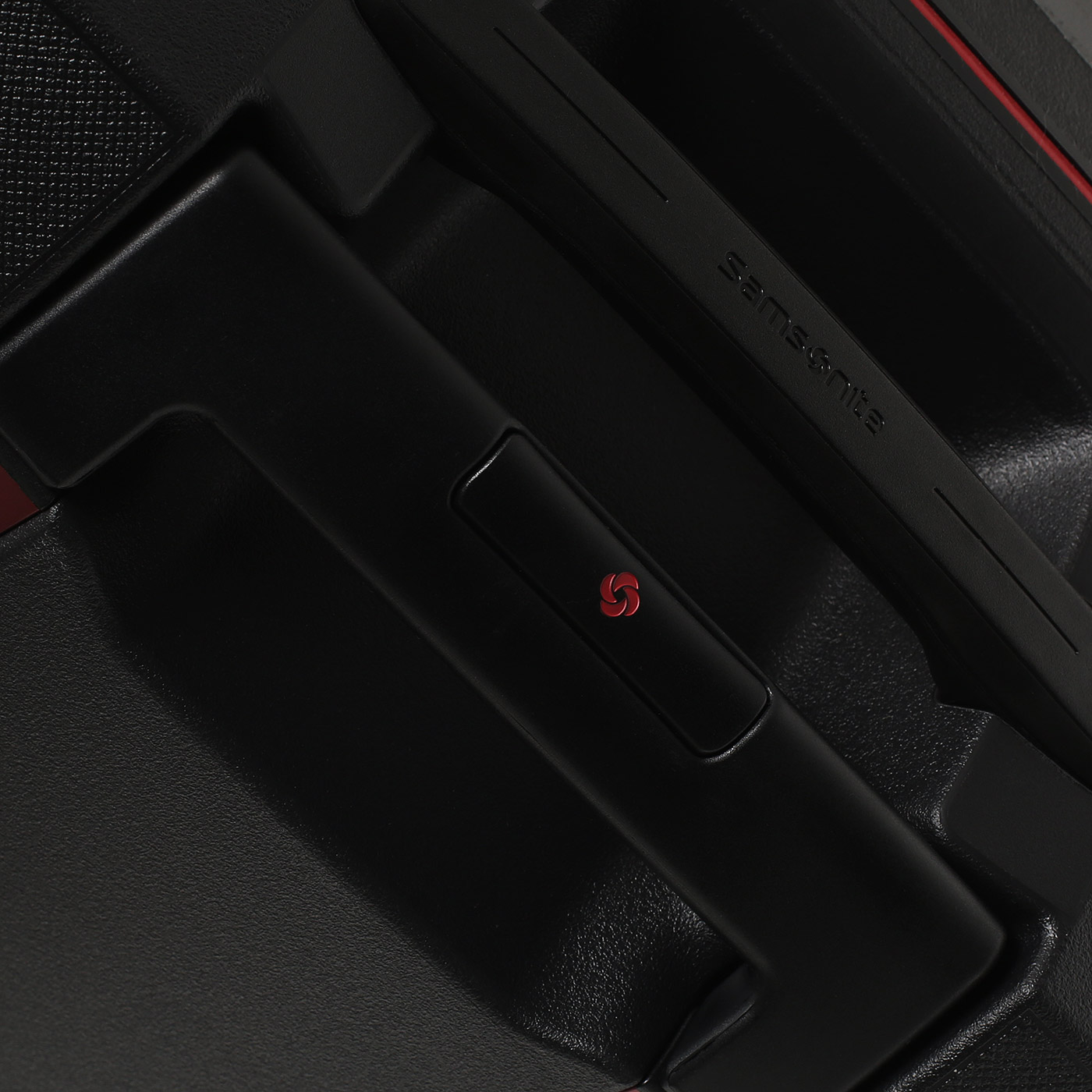 Чемодан средний M из полипропилена Samsonite Essens